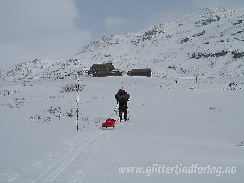 Etter en lett tur ned fra Bjordalsbu er av nesten fremme ved Breistølen Fjellstue i Mørkedalen.