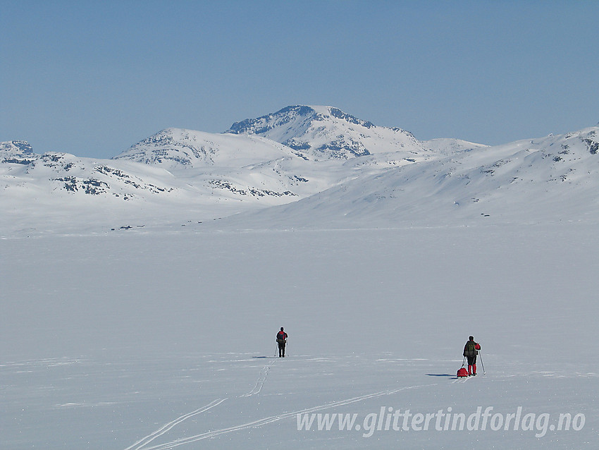 På vei over Tyin med kurs mot Fondsbu. I bakgrunnen ruver Snøholstinden (2141 moh).