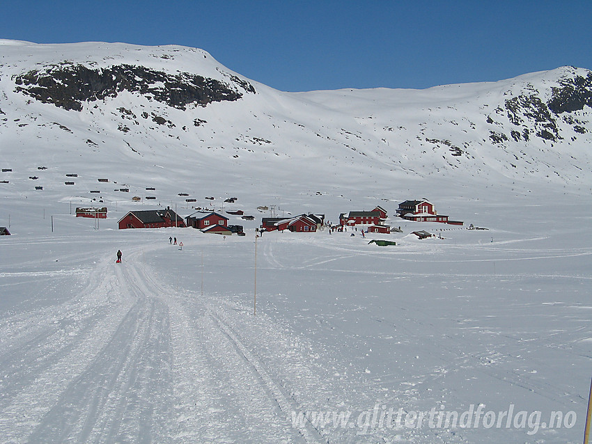 Fondsbu og Eidsbugarden med Gravafjellet i bakgrunnen.