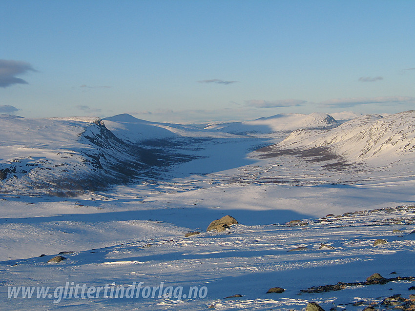 Utsikt fra Fisketjednnuten like ved Valdresflye mot Heimdalen med Øvre Heimdalsvatnet.