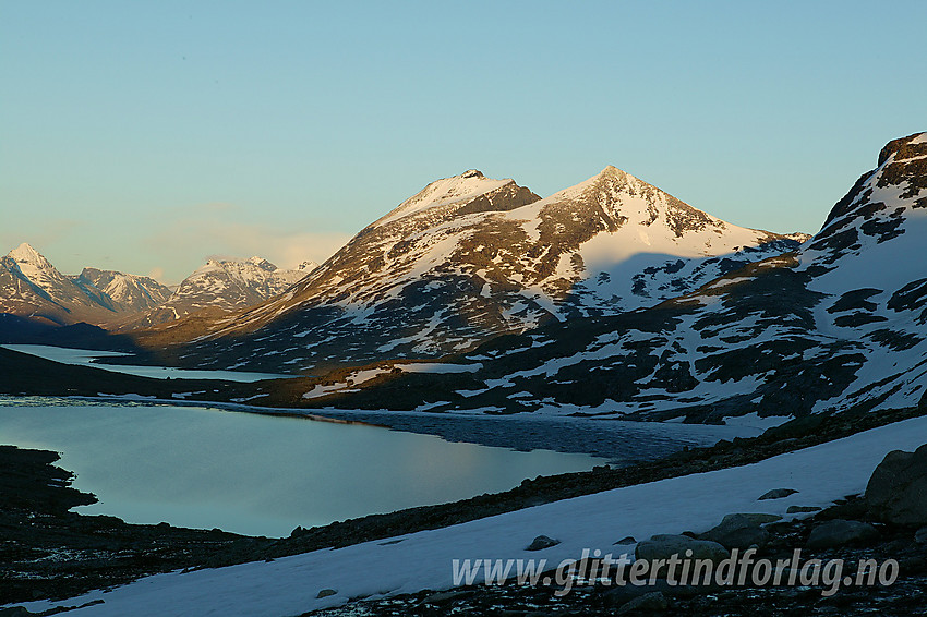 Kveldsstemning fra Høgvaglen mot Øvre Høgvagltjønne, Skarddalstinden (2100 moh) og Skarddalseggje. Bak til venstre ses Langvatnet og Gjendealpene.