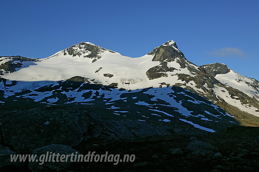 Morgenstemning i Simledalen med Store Rauddalstinden (2157 moh) til venstre og den spisste Vestre Rauddalstinden (2059 moh) noe lenger til høyre. Kristenbreen hviler oppe i fjellsiden oppunder toppene.