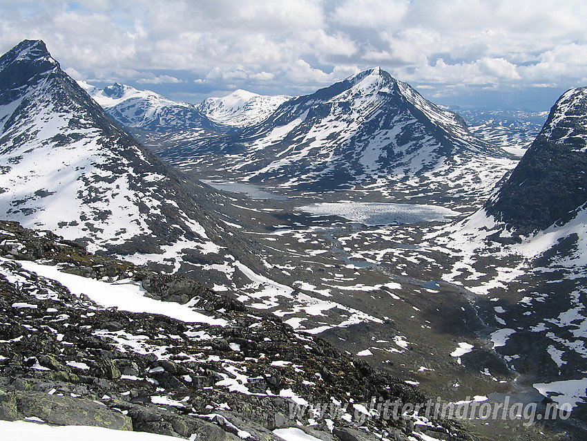 Fra Austre Rauddalstinden med utsikt sør-sørøstover mot Rauddalen. Til venstre ses Store Rauddalseggje (2168 moh) og bak i midten er Snøholstinden (2141 moh).