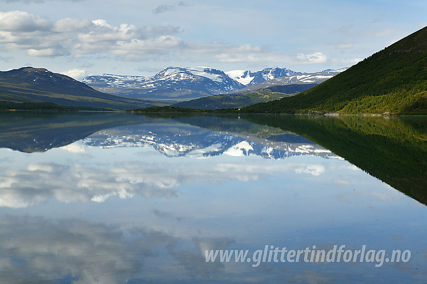 Øvre Sjodalsvatnet, et flott og lett tilgjengelig motiv like ved riksvei 51 gjennom Sjodalen. For anledningen blikkstille med 2000-metertopper som speiler seg i vannet.