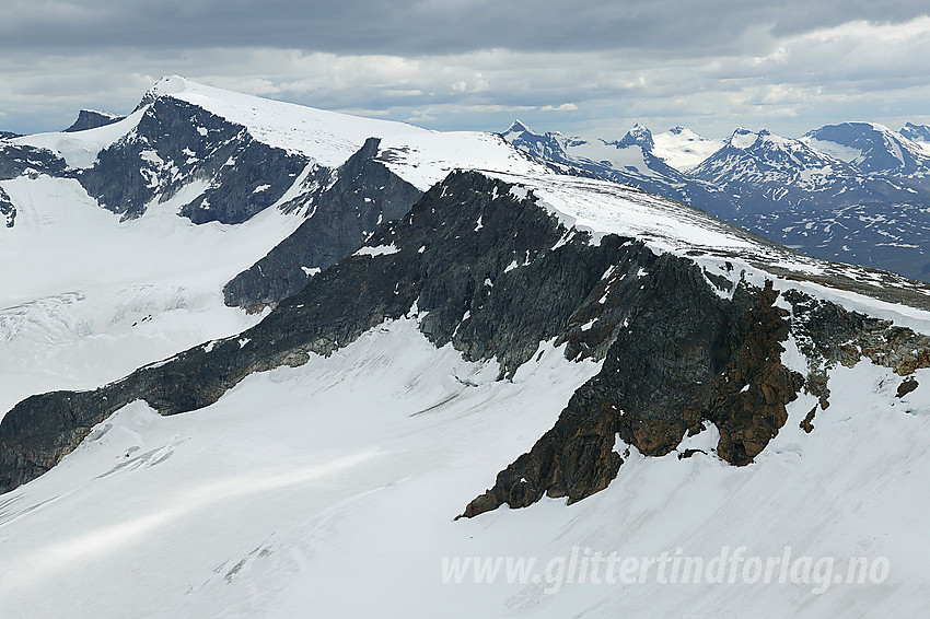 Fra Søraustre Styggehøbreatinden (2232 moh) med utsikt sørover ryggen i retning Surtningssue (2368 moh) via Nørdre og Søre Blåbreahøe. 