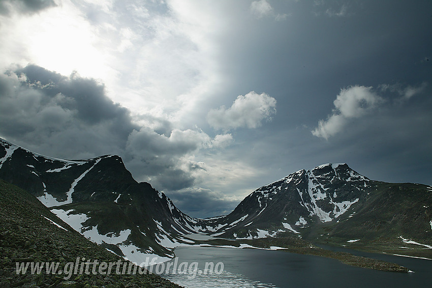 Flott lys over Storstygge-Svånåtinden (2209 moh) med Svånåvatnet i forgrunnen. Nordlige del av Skredahøin til venstre.