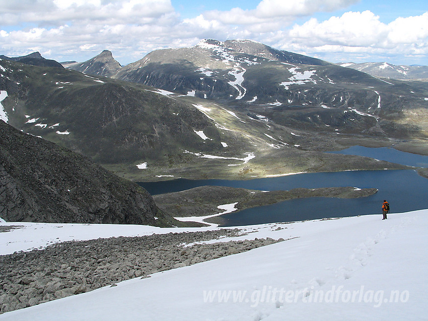 På vei ned fra Skredahøin med Svånåvatnet og Snøhettmassivet i bakgrunnen.