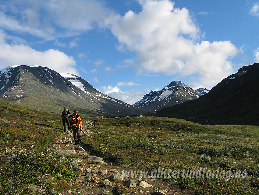 På vei ned Visdalen mot Spiterstulen etter en dag i fjellet.