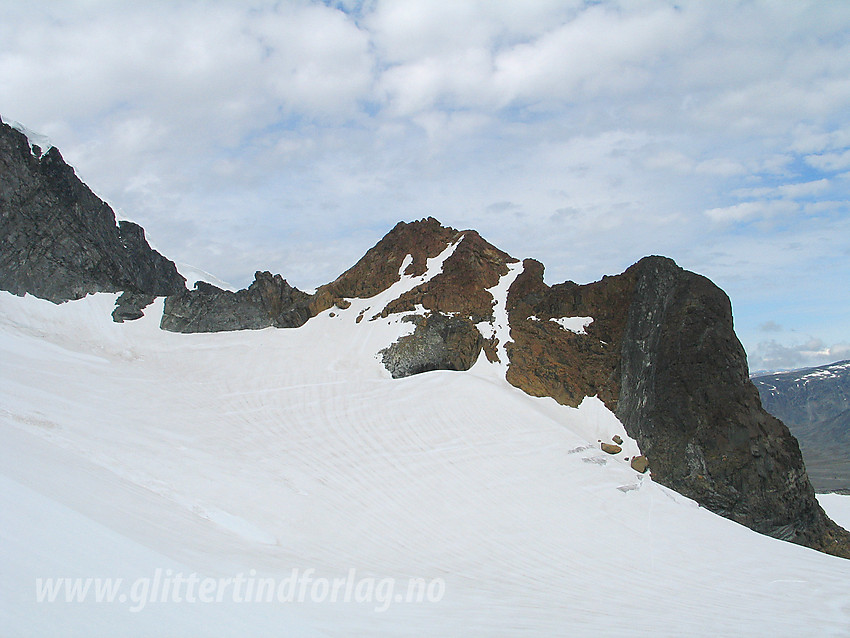 Veobreahesten (2189 moh). Østtoppen (ca. 2148 moh) til høyre.