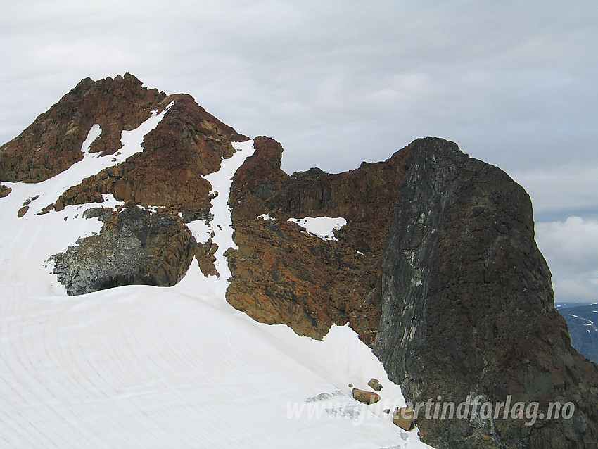 Veobreahesten (2189 moh) og Østtoppen (2148 moh).