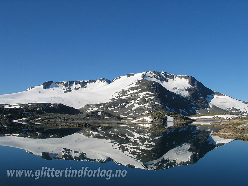 Sommermorgen ved Prestesteinsvatnet på Sognefjellet mot Fannaråken (2068 moh) og Store Steindalsnosi (2025 moh).