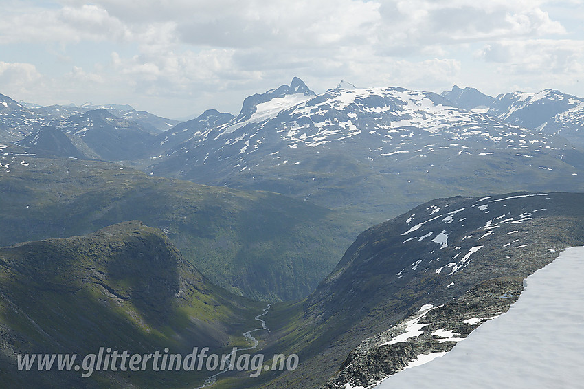 Fra Midtmaradalsryggen mot Stølsnostinden, Falketind og Hjelledalstinden.