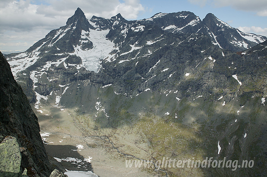 Fra Midtmaradalsryggen mot Storen (2405 moh), Sentraltind (2348 moh) og Styggedalstindane (2387 moh), for å nevne noe.