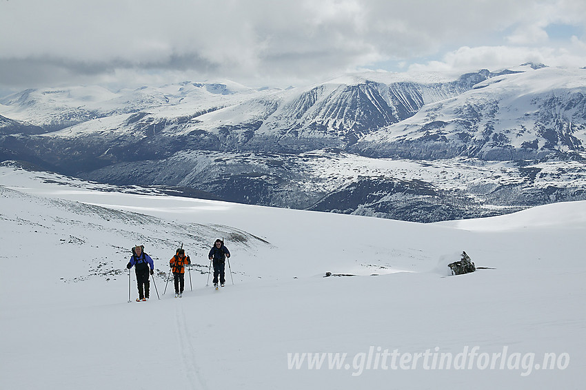 På tur mot Hestbreapiggane fra Netosætre. I bakgrunnen ses Jotunheimen.