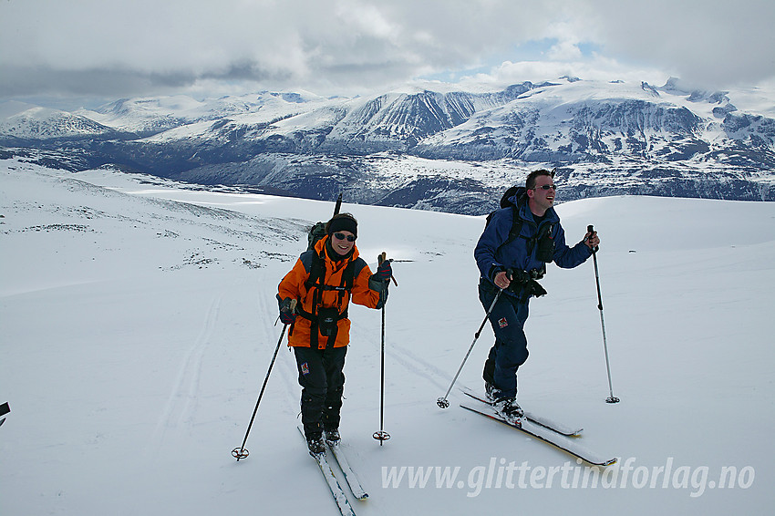 Skiløpere på vei opp Heksetebrean med Jotunheimen i bakgrunnen.