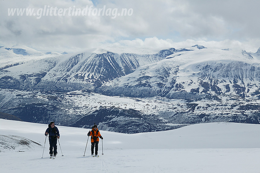 Skiløpere på vei opp Heksetebrean sørøst for Hestbreapiggane med Galdhøe og Storgrovhøe i Jotunheimen i bakgrunnen.