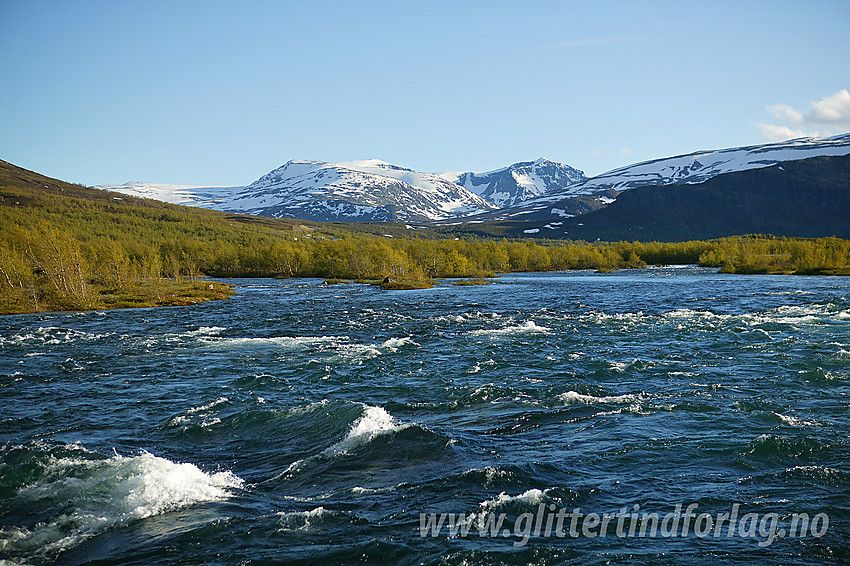 Ved Maurvangne på broa over Sjoa med utsikt sørvestover mot bl.a. Rasletinden og Munken.