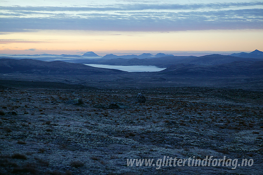 Morgenstund litt nedenfor Snøheim med utsikt sørøstover retning Hjerkinn og Folldalen.