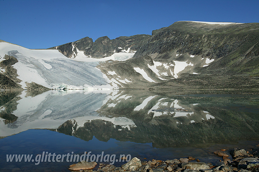 Herlig høstdag på Dovrefjell ved Istjønni som speiler Snøhettamassivet (Vesttoppen til venstre), og breen i Gryta.