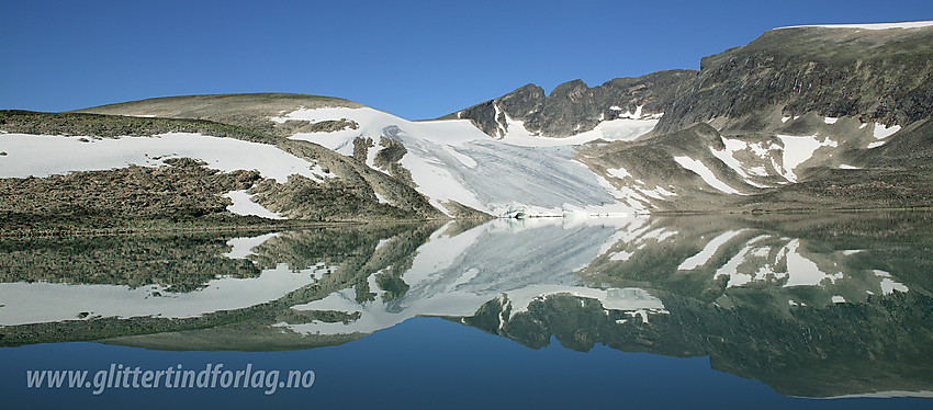 Herlig høstdag på Dovrefjell ved Istjønni som speiler Snøhettamassivet (Vesttoppen til venstre), og breen i Gryta.