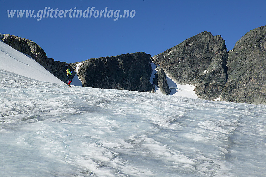 Vandring på den tilnærmet sprekkfrie breen øst for Snøhetta. I bakgrunnen ses Vesttoppen (2253 moh) og litt av Hettpiggen (2261 moh).