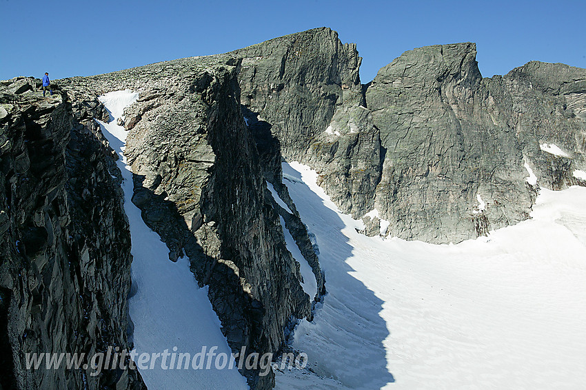 På sørøstryggen på vei mot Snøhettas Vesttopp (2253 moh) som ses i bakgrunnen etterfulgt av Hettpiggen og Midttoppen.