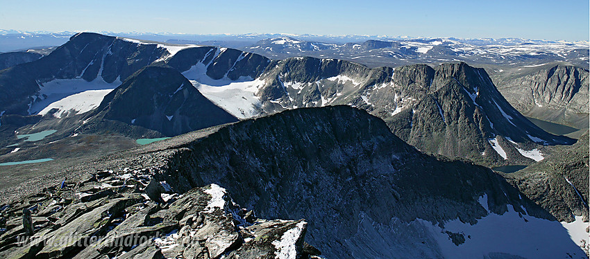 Fra Vesttoppen på Snøhetta med utsikt sørvestover mot Svånåtindane og Langvasstindan.