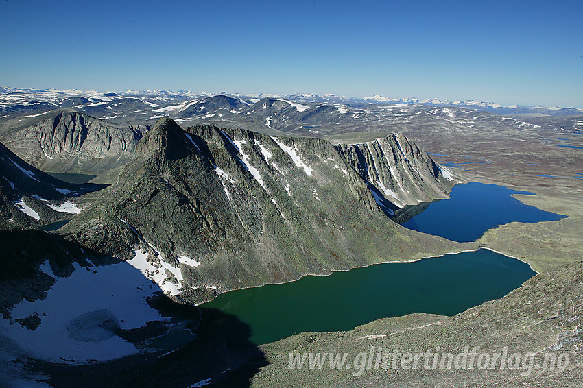 Fra skulderen litt nedenfor Vesttoppen på Snøhetta med utsikt til Larstinden, Larseggen og Larstjørnin.