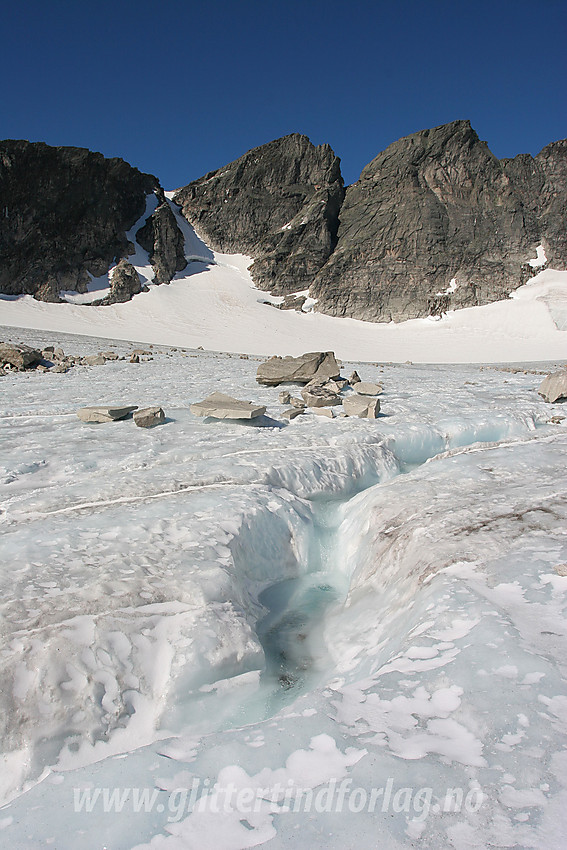 På breen i Gryta med Snøhettas Vesttopp (2253 moh) og Hettpiggen (2261 moh)  bakenfor.