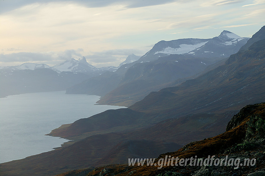 Fra Heimre Fagerdalshøe med utsikt vestover Bygdin. Galdebergtinden dominerer til høyre, mens man drar kjensel på Hjelledalstinden og Falketind lenger i bakgrunnen.