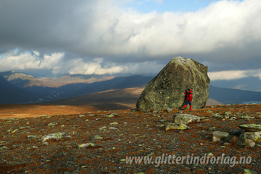 På vei til Gråskarvet (1731 moh) ved Hallingsteinen. I bakgrunnen Smådalen og Smådalsfjellet.