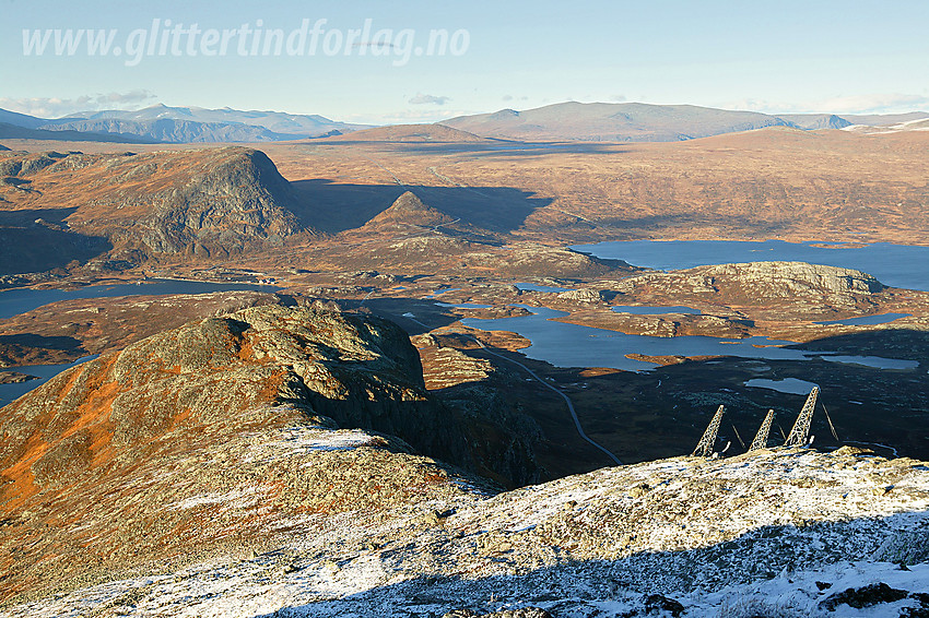 Utsikt fra Bitihorn i nordlig retning mot Bygdin Høyfjellshotell og Fagerstrand, Synshorn og Valdresflye. Bak til høyre ses Heimdalshøe.