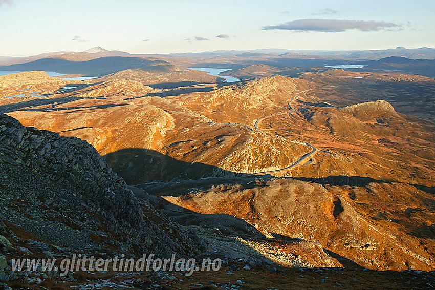 Fra Bitihorn mot Båtskardet og videre i retning Olevatnet og Gravfjellet + Kjølafjellet. Bak til venstre ruver Skaget.