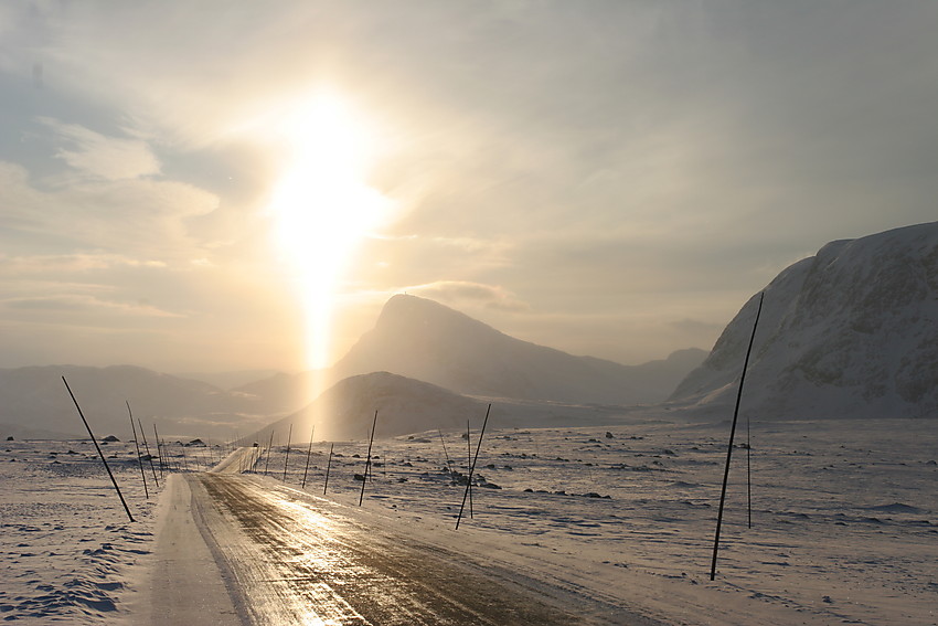 Sør for Valdresflye en desemberettermiddag mot Bitihorn i kraftig motlys.