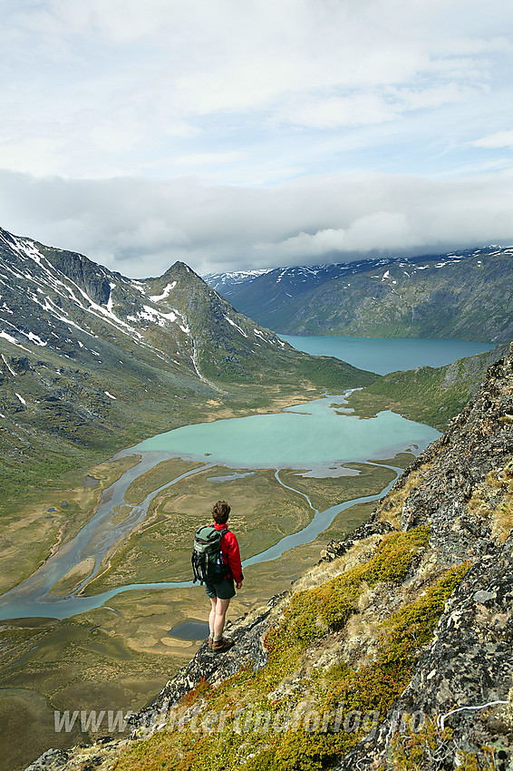 Utsikt fra Knutshøryggen ned i nedre del av Leirungsdalen med Leirungsåe og Øvre Leirungen. Den vesle toppen som markerer seg bak i midten er Veslløyfttinden.