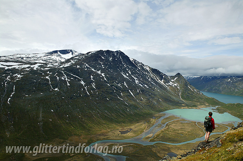 Utsikt fra Knutshøryggen ned i nedre del av Leirungsdalen med Leirungsåe og Øvre Leirungen. I bakgrunnen ses Høgdebrotet (2226 moh), Bukkehåmåren (1910 moh) og Veslløyfttinden.