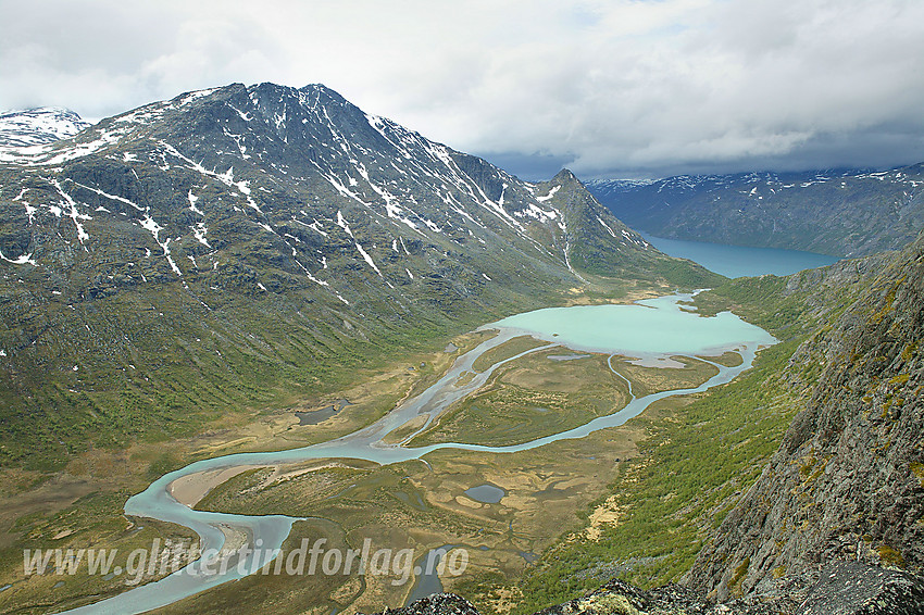 Fra Knutshøe mot Bukkehåmåren (1910 moh). I forgrunnen Leirungsåe og Øvre Leirungen.