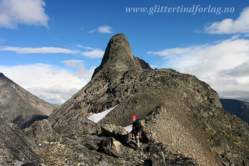 På sadelen mellom Store og Vesle Knutsholstinden med sistnevnte (2205 moh) i bakgrunnen.