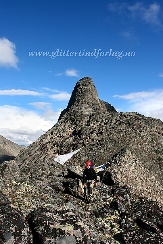 På sadelen mellom Store og Vesle Knutsholstinden med sistnevnte (2205 moh) i bakgrunnen.