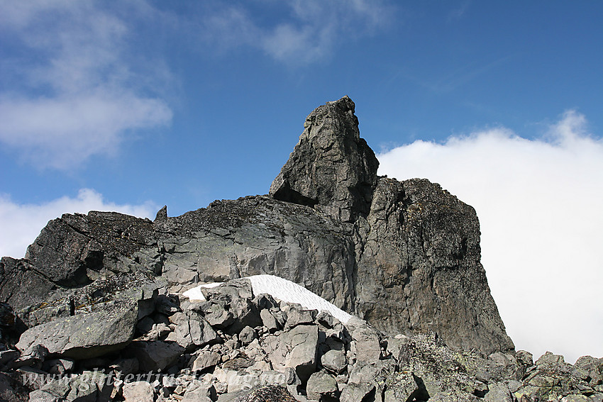 Søre Nål (ca. 2055 moh) på Knutseggen sett fra sørøstsiden.