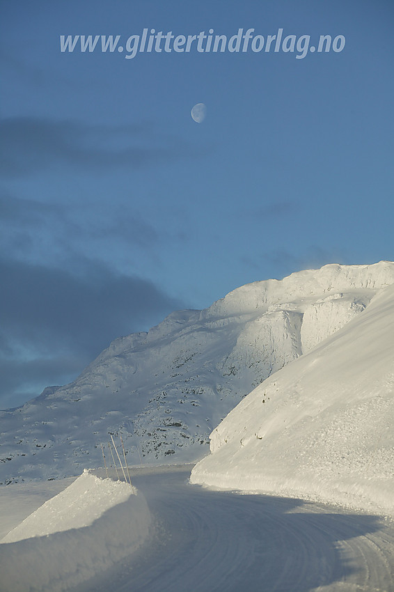 Like sørøst for Båtskardet med fjellryggen vest for Bitihorn i bakgrunnen under månen.