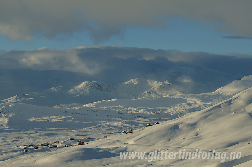 Fra riksveien nær Båtskardet mot bl.a. Skjelstølen og Hornstølen. I bakgrunnen gjemmer Mugnetinden seg i tåkeskyene.