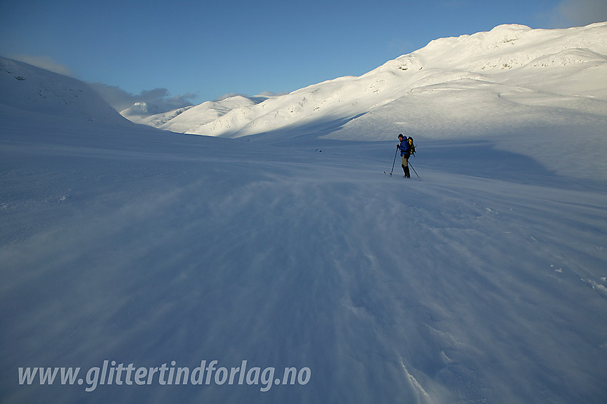 På vei innover Heimre Fagerdalen på ski med Heimre Fagerdalshøe (1510 moh) bak til høyre.