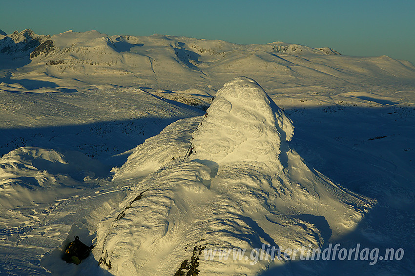 På toppen av Mugnetinden (1737 moh) med utsikt nordover mot Kalvehøgde.