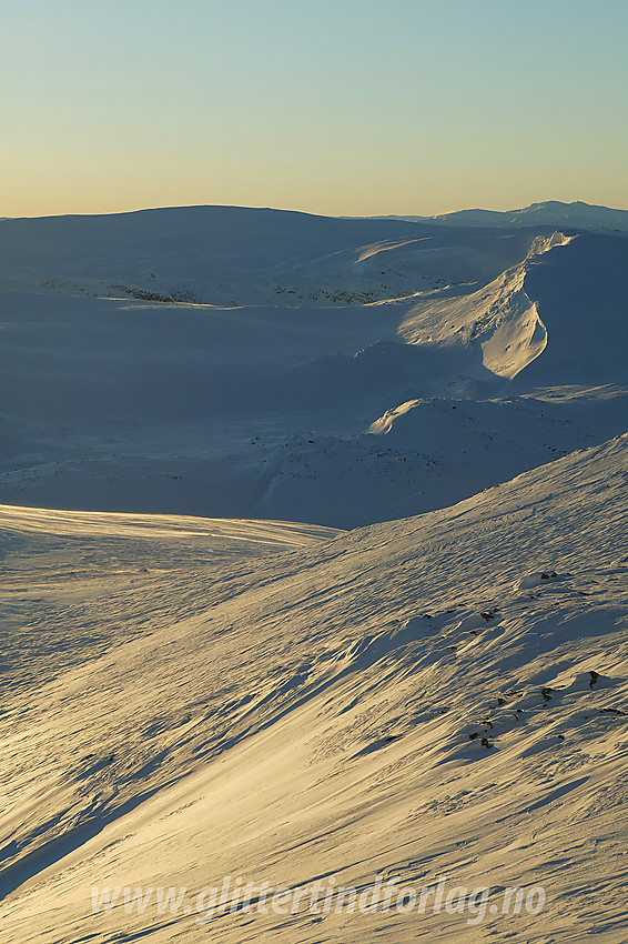 Utsikt fra Mugnetinden mot Vennisfjellet en vinterkveld.