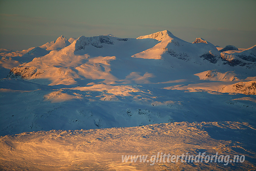 Med telelinse fra Mugnetinden mot Galdebergtinden (2075 moh) en desemberkveld.