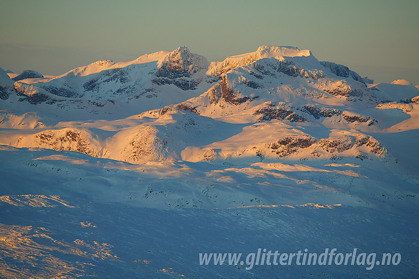 Med telelinse fra Mugnetinden mot Slettmarkpiggen (2164 moh) og Slettmarkhøe (2190 moh) en desemberkveld.