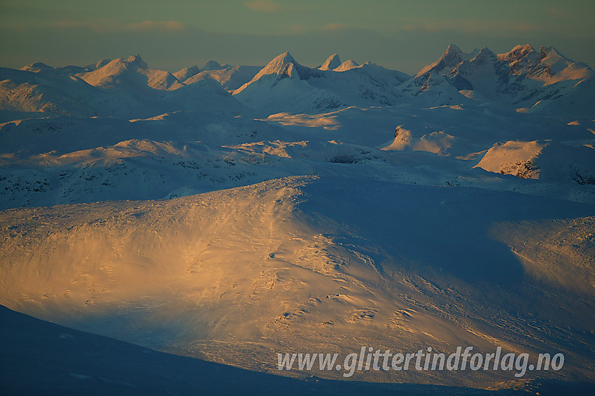 Med telelinse fra Mugnetinden mot Sørvest-Jotunheimen med Falketind og Hurrungane en desemberkveld.