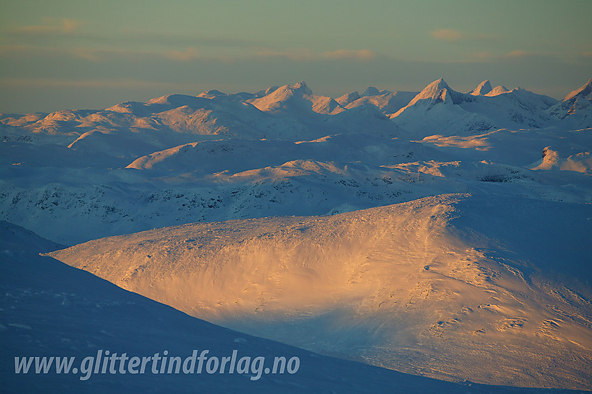 Med telelinse fra Mugnetinden mot Sørvest-Jotunheimen med bl.a. Hjelledalstinden og Falketind.