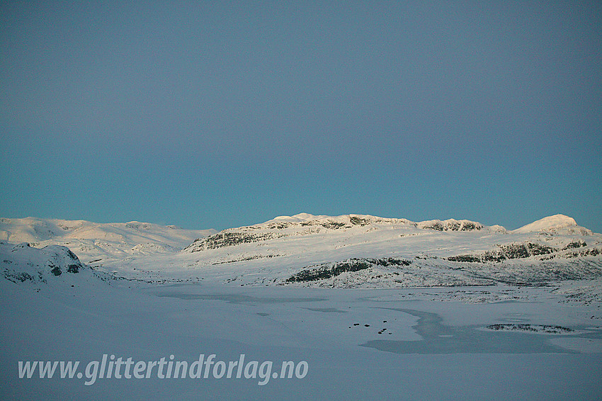 Utsikt mot Fleinsendin, Skyrifjellet og Bitihorn. Bildet er tatt ikke så langt fra Mugnestølen.